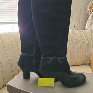 *like new*Naya Juniper elegant black leather/suede boot (below the knee)